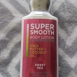 8oz Bath and body works ® Sweet Pea lotion